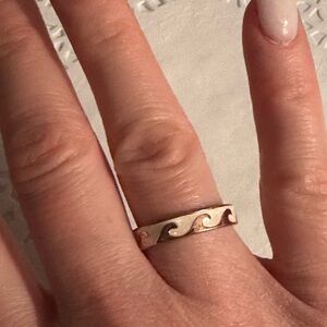 Elegant Wave Design Gold Ring